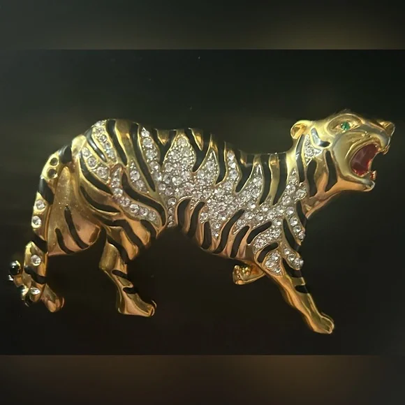 Tiger studded brooch - Picture 4 of 7